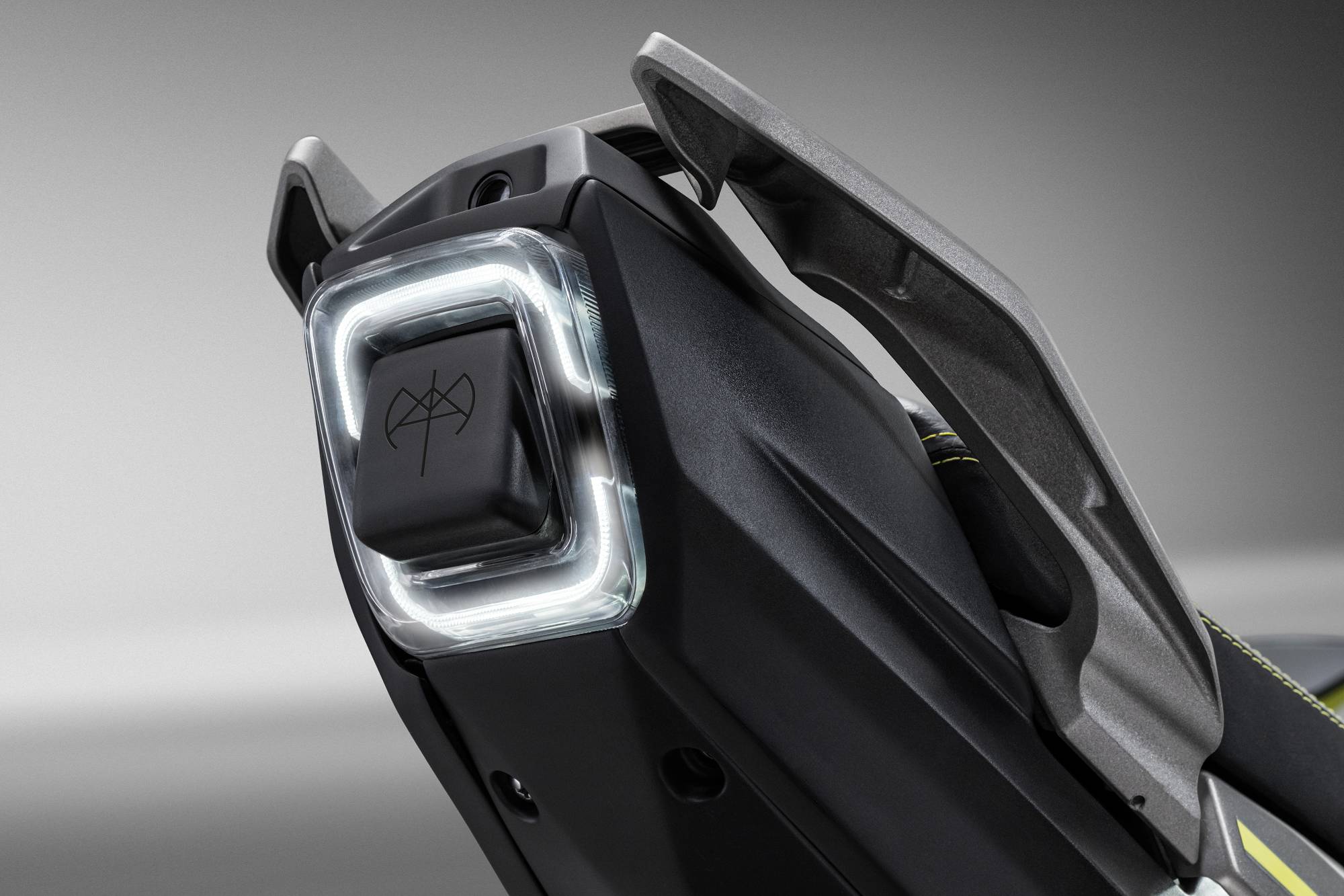 Naxeon I AM. Pro S3 115kmh/7500W/72V/90Ah/150kg/180km BL E-Roller