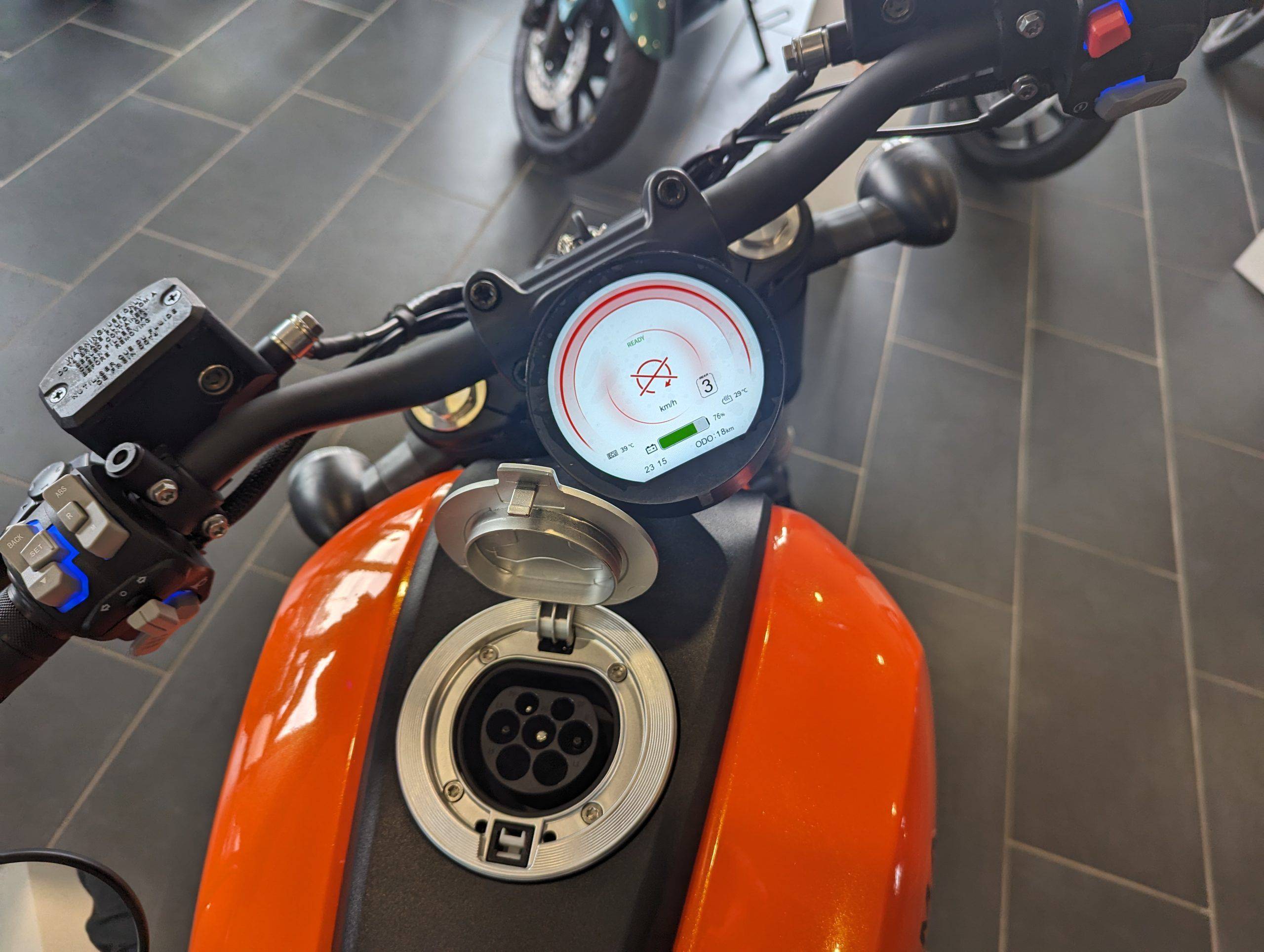 E-Kuma Storm Li-Io 120kmh/8000W/117Ah/180kg/170km OR E-Chopper