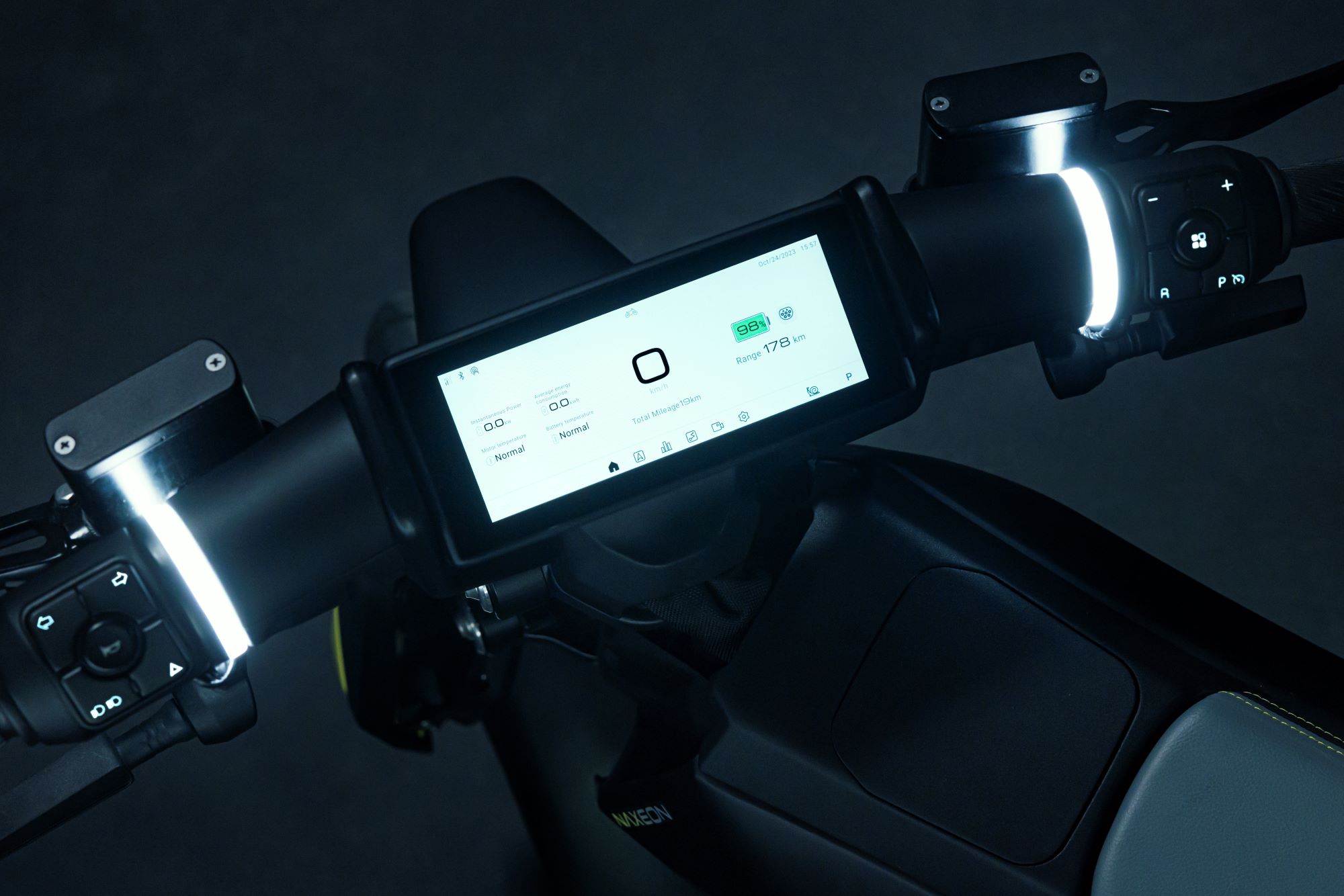 Naxeon I AM. Pro S3 115kmh/7500W/72V/90Ah/150kg/180km BL E-Roller